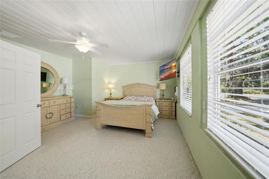 Activo con contrato: $197,900 (3 camas, 2 baños, 1616 Pies cuadrados)