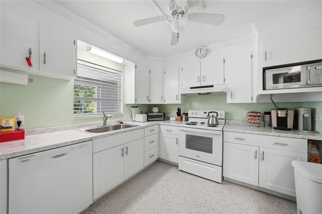 Activo con contrato: $197,900 (3 camas, 2 baños, 1616 Pies cuadrados)