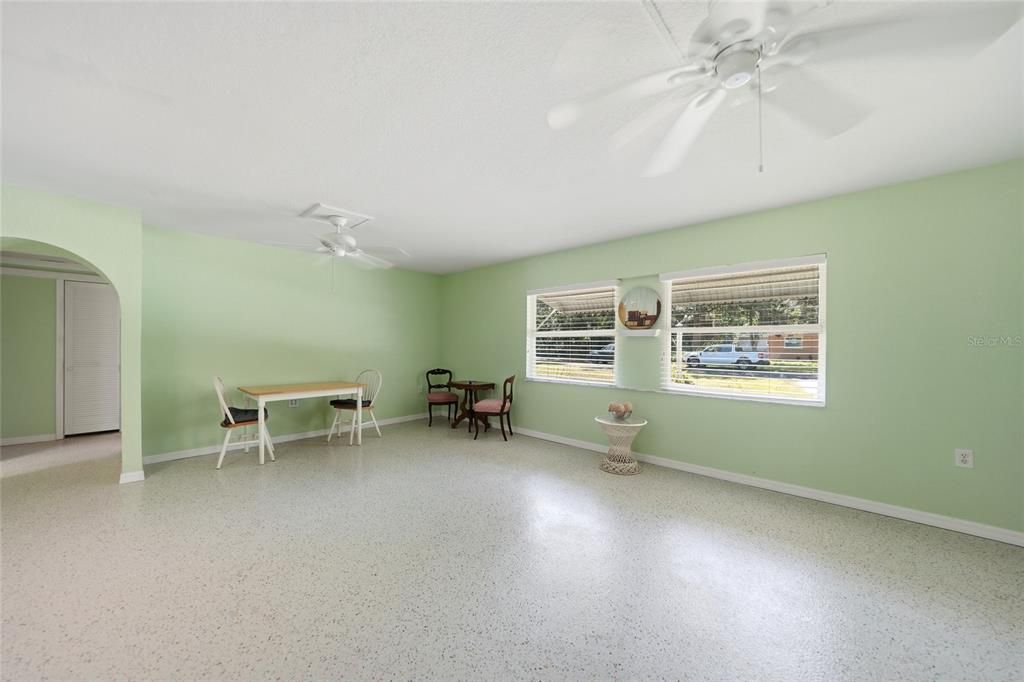 Activo con contrato: $197,900 (3 camas, 2 baños, 1616 Pies cuadrados)