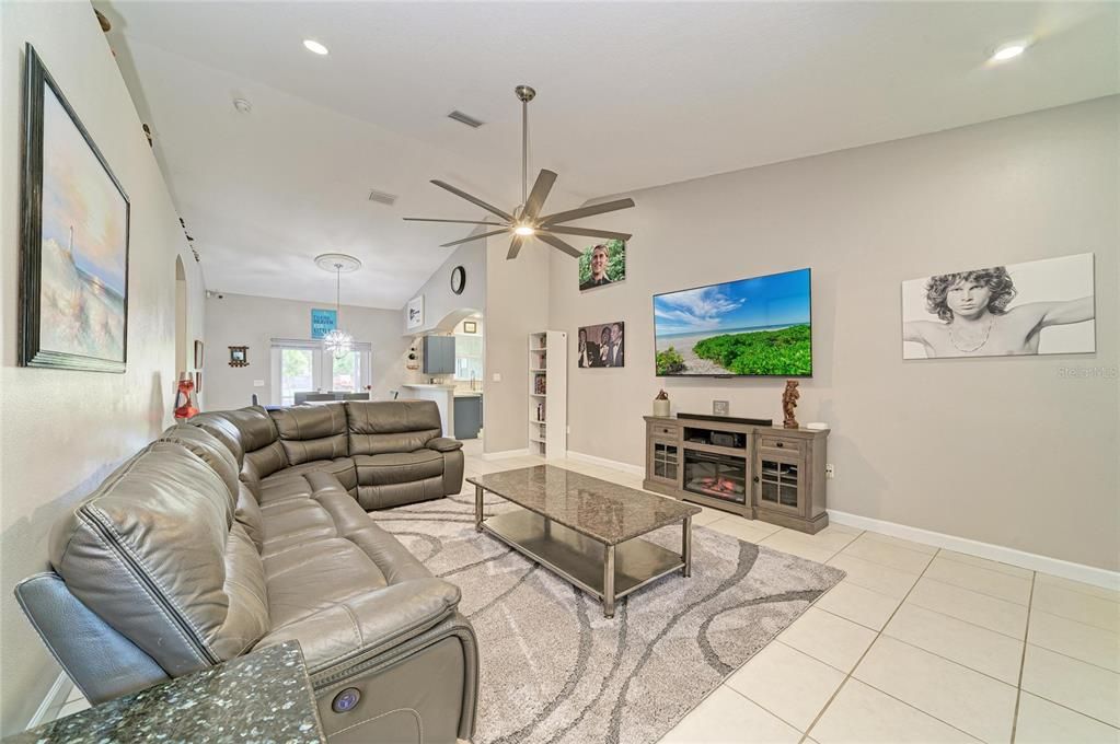Active With Contract: $490,000 (3 beds, 2 baths, 1608 Square Feet)