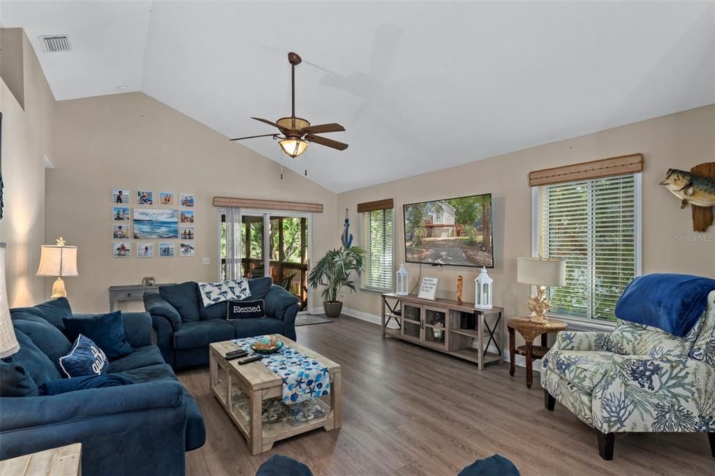 For Sale: $475,000 (3 beds, 2 baths, 1163 Square Feet)