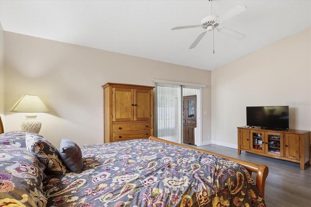 Activo con contrato: $299,999 (3 camas, 2 baños, 1992 Pies cuadrados)