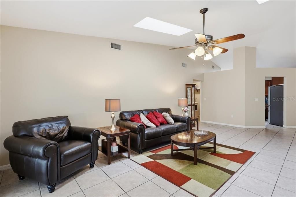 Activo con contrato: $299,999 (3 camas, 2 baños, 1992 Pies cuadrados)