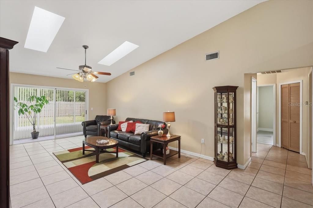 Activo con contrato: $299,999 (3 camas, 2 baños, 1992 Pies cuadrados)