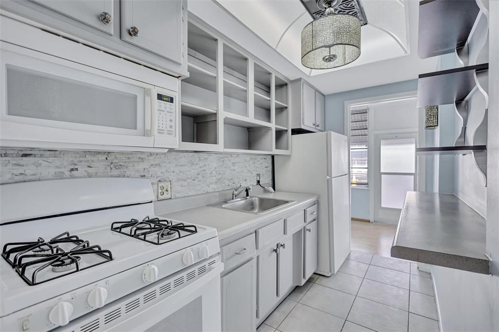 Active With Contract: $62,000 (1 beds, 1 baths, 585 Square Feet)