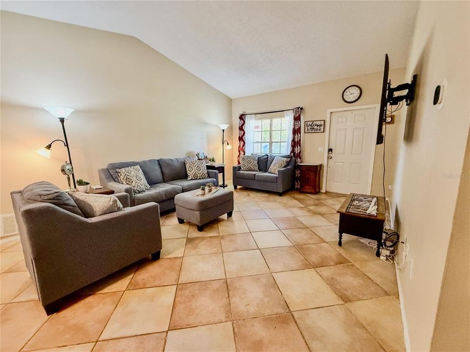 For Sale: $214,900 (2 beds, 2 baths, 1040 Square Feet)