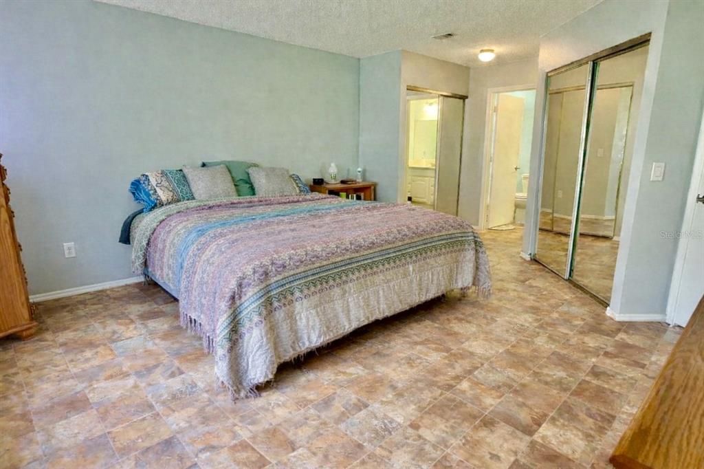 For Sale: $214,900 (2 beds, 2 baths, 1040 Square Feet)