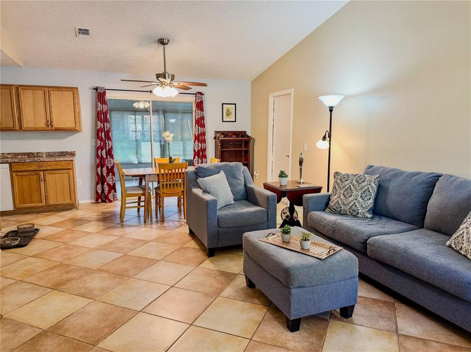 For Sale: $214,900 (2 beds, 2 baths, 1040 Square Feet)