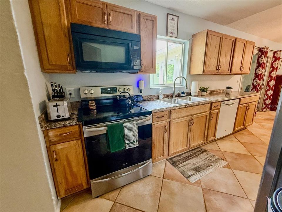 For Sale: $214,900 (2 beds, 2 baths, 1040 Square Feet)
