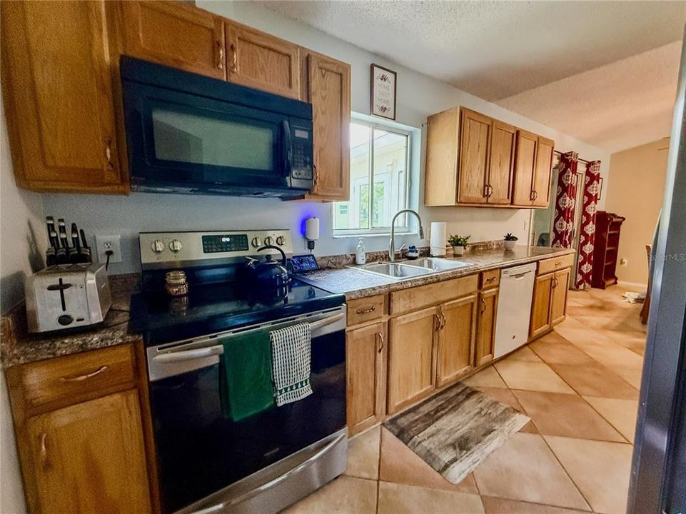 For Sale: $214,900 (2 beds, 2 baths, 1040 Square Feet)