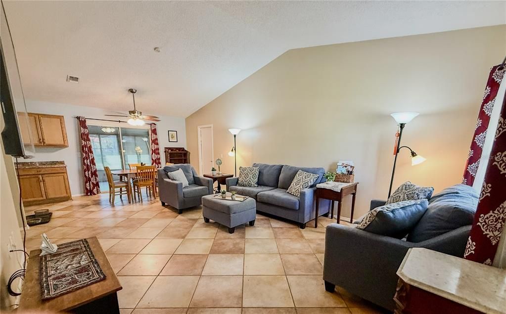 For Sale: $214,900 (2 beds, 2 baths, 1040 Square Feet)