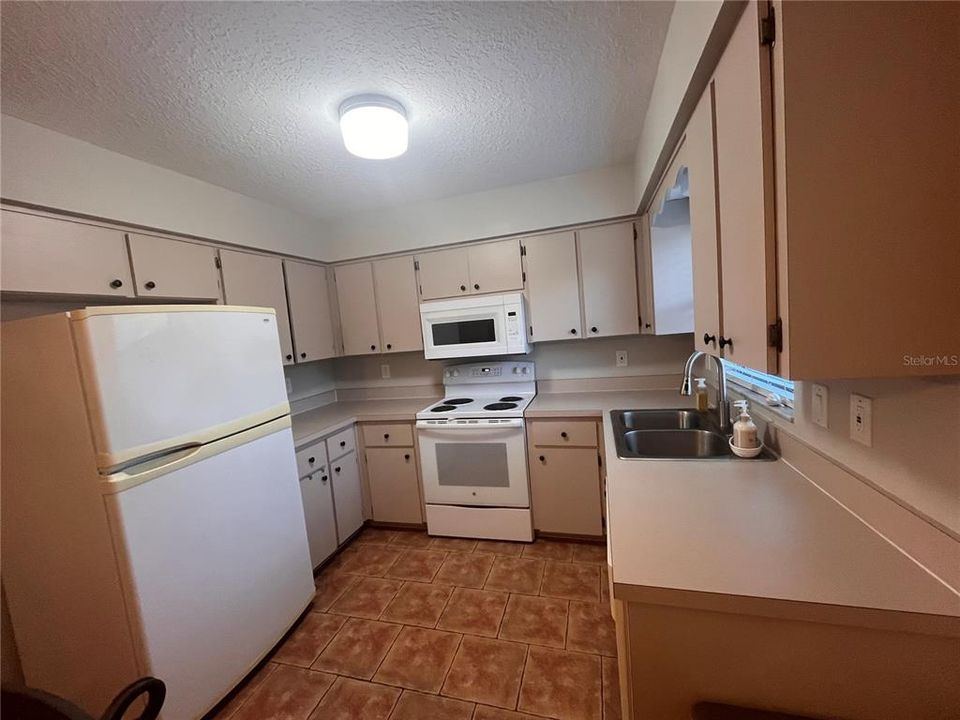 Под контрактом: $192,999 (3 спален, 1 ванн, 972 Квадратных фут)