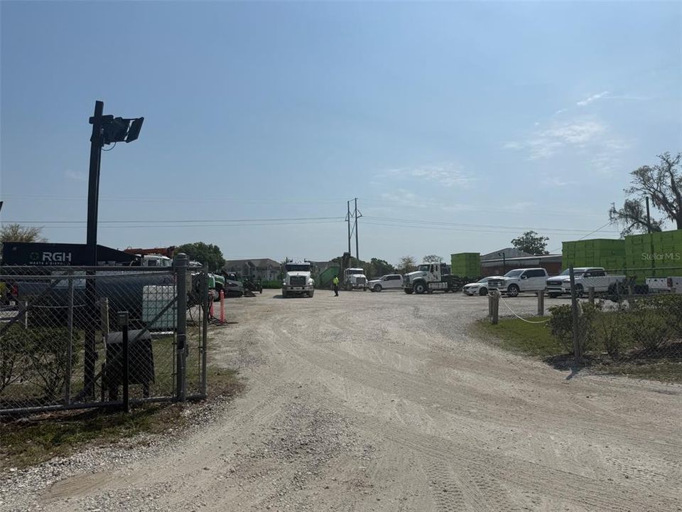 На продажу: $950,000 (0.93 acres)