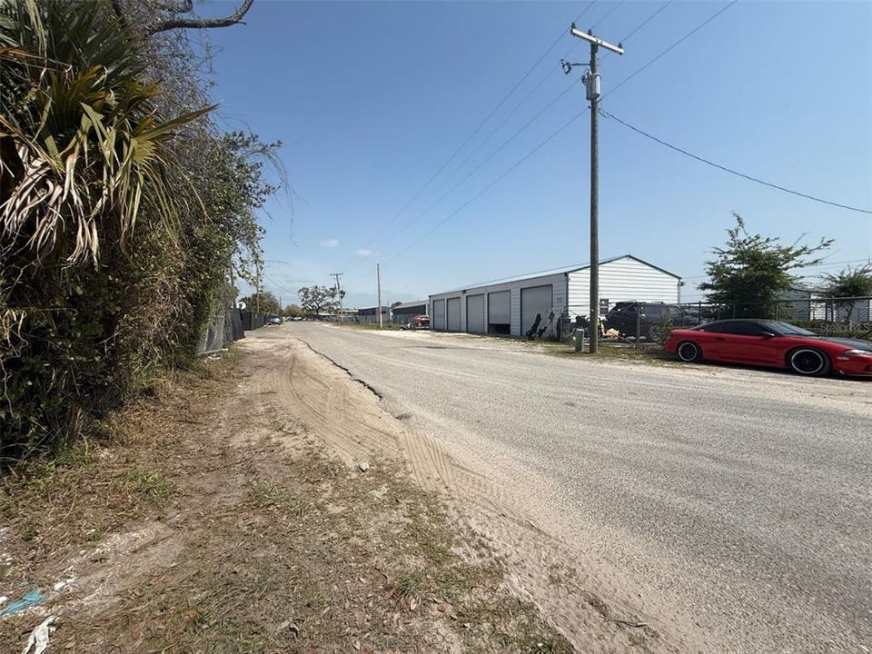 На продажу: $950,000 (0.93 acres)