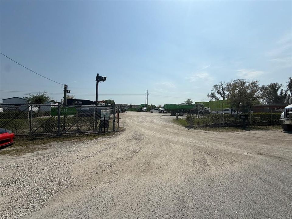На продажу: $950,000 (0.93 acres)