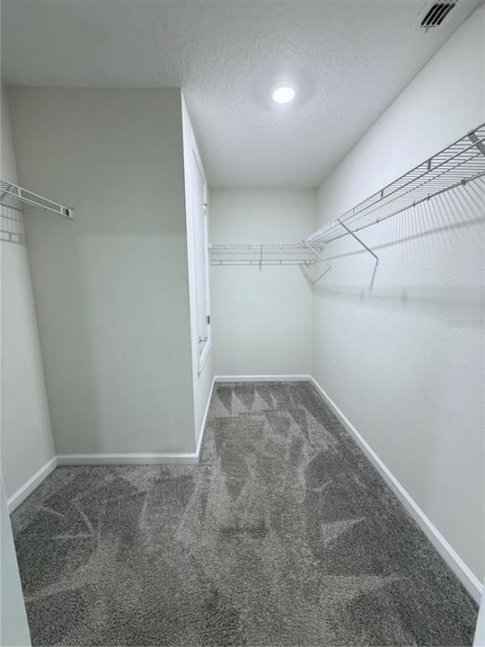 Activo con contrato: $2,200 (3 camas, 2 baños, 1260 Pies cuadrados)