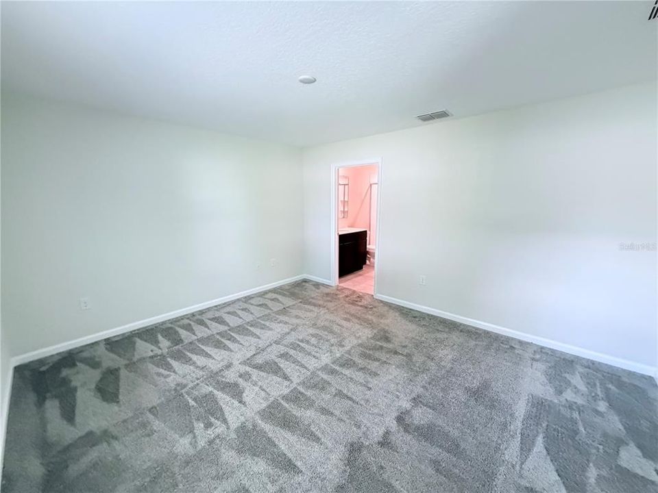 Activo con contrato: $2,200 (3 camas, 2 baños, 1260 Pies cuadrados)