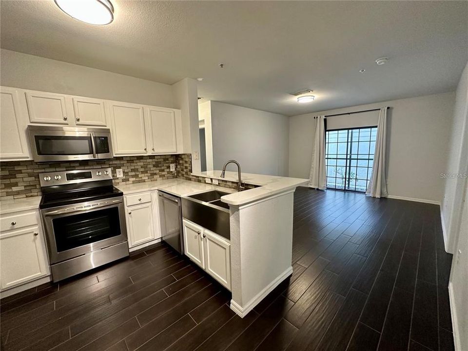 Active With Contract: $1,799 (3 beds, 2 baths, 1195 Square Feet)