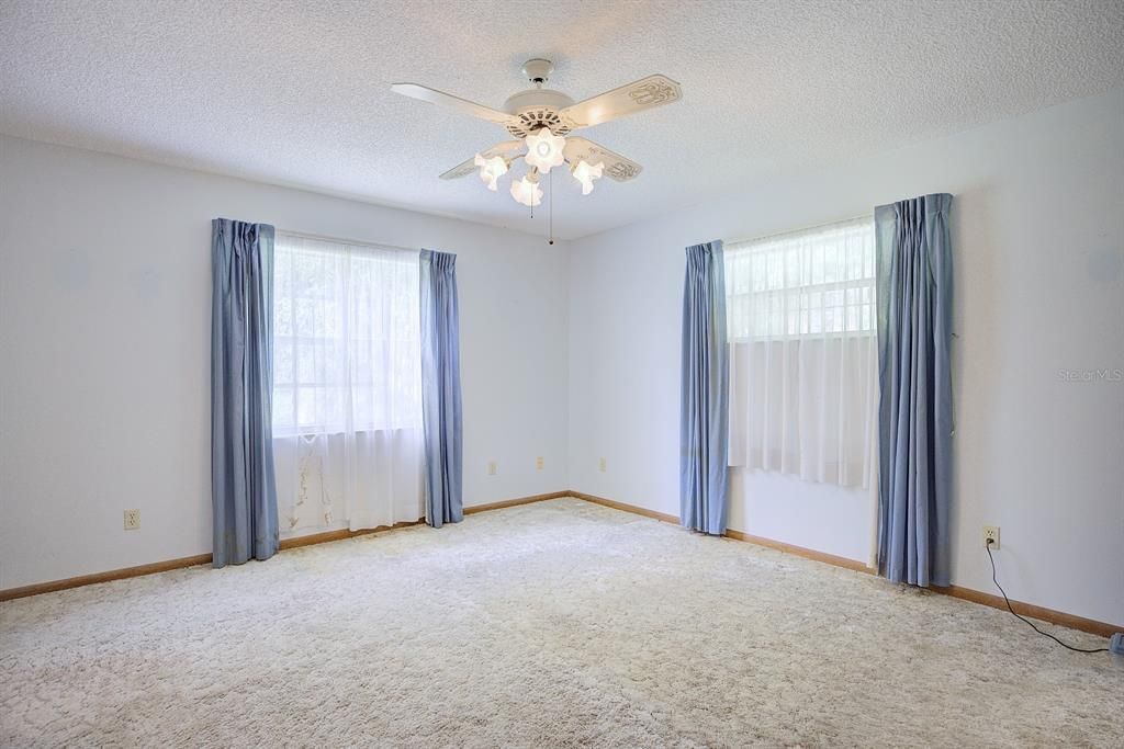 For Sale: $370,000 (3 beds, 3 baths, 2443 Square Feet)