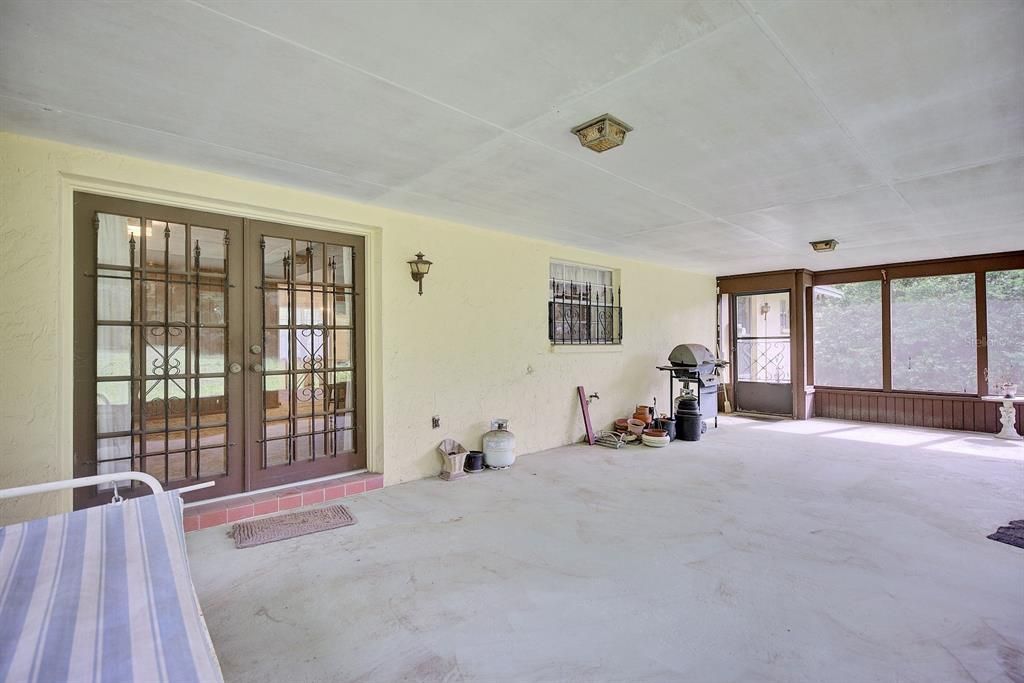 For Sale: $370,000 (3 beds, 3 baths, 2443 Square Feet)