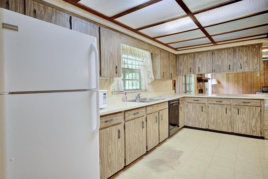 For Sale: $370,000 (3 beds, 3 baths, 2443 Square Feet)