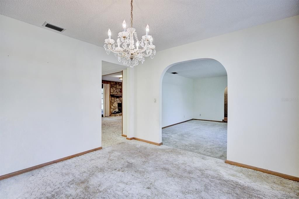 For Sale: $370,000 (3 beds, 3 baths, 2443 Square Feet)