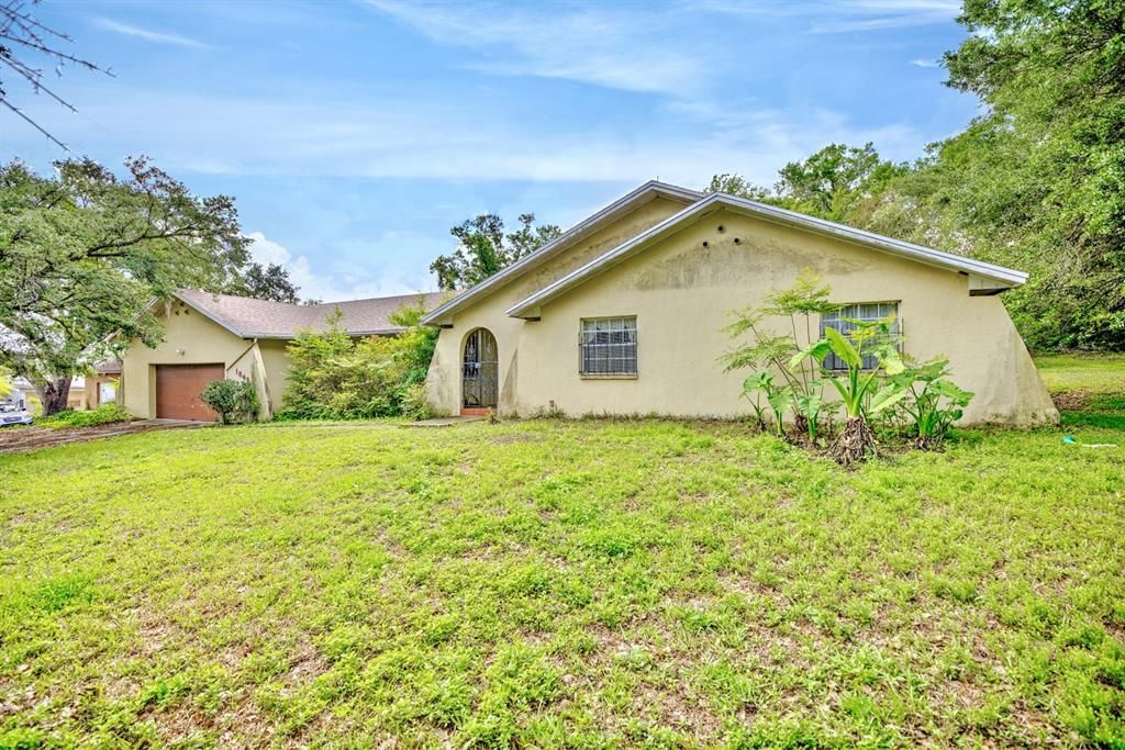 For Sale: $370,000 (3 beds, 3 baths, 2443 Square Feet)