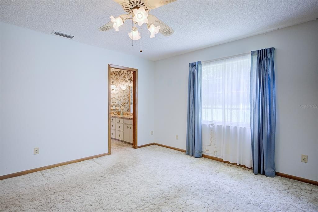 For Sale: $370,000 (3 beds, 3 baths, 2443 Square Feet)