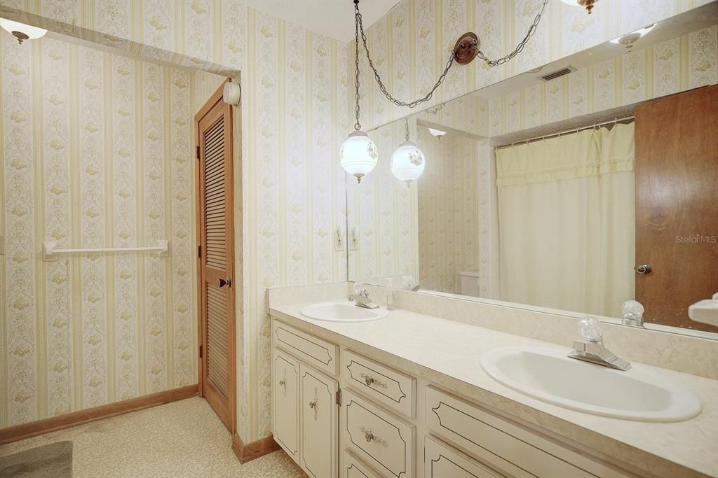 For Sale: $370,000 (3 beds, 3 baths, 2443 Square Feet)