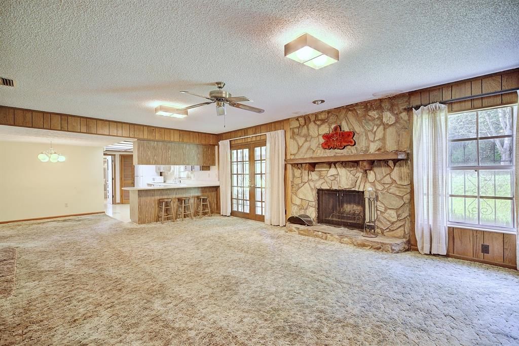 For Sale: $370,000 (3 beds, 3 baths, 2443 Square Feet)