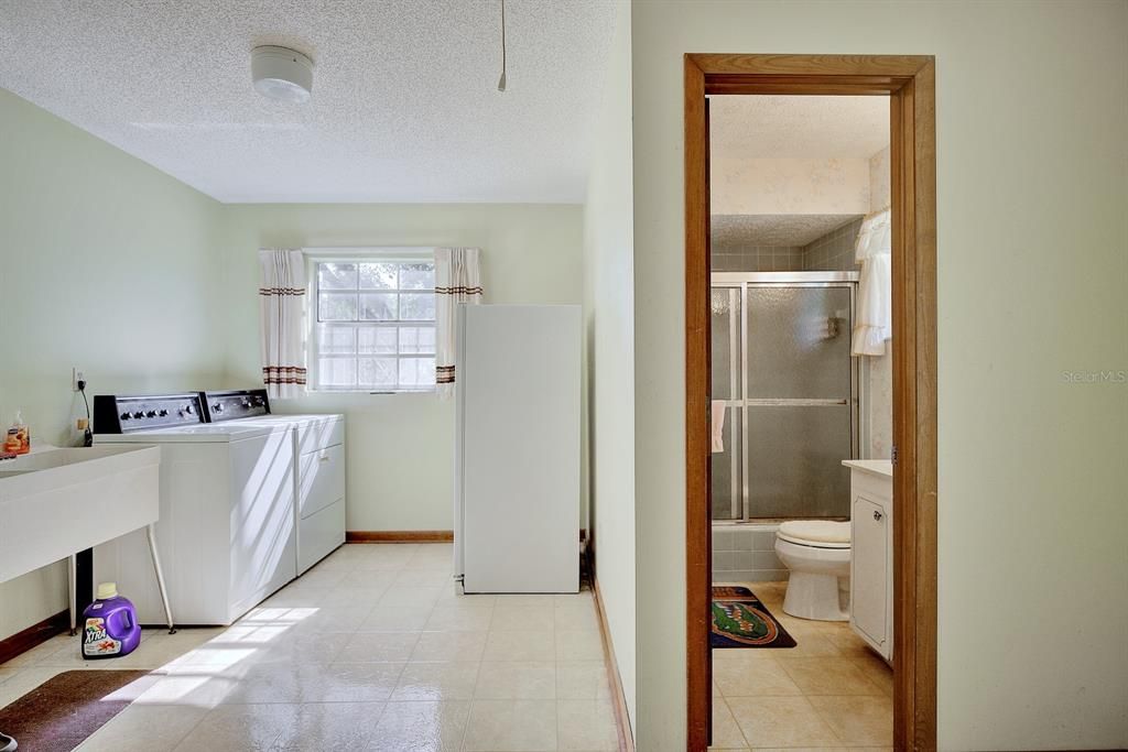 For Sale: $370,000 (3 beds, 3 baths, 2443 Square Feet)