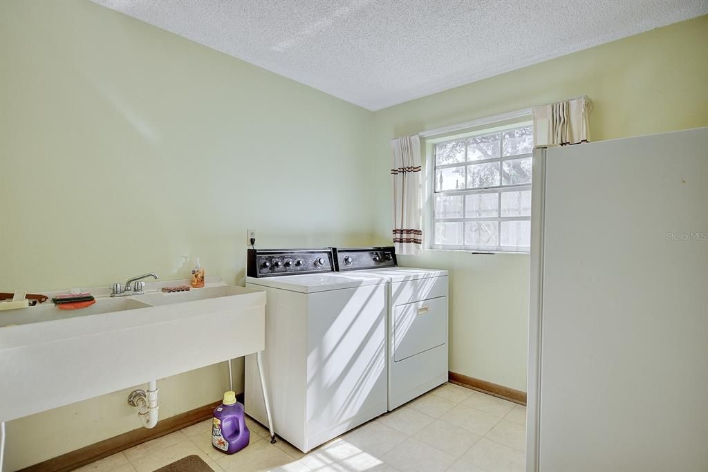 For Sale: $370,000 (3 beds, 3 baths, 2443 Square Feet)