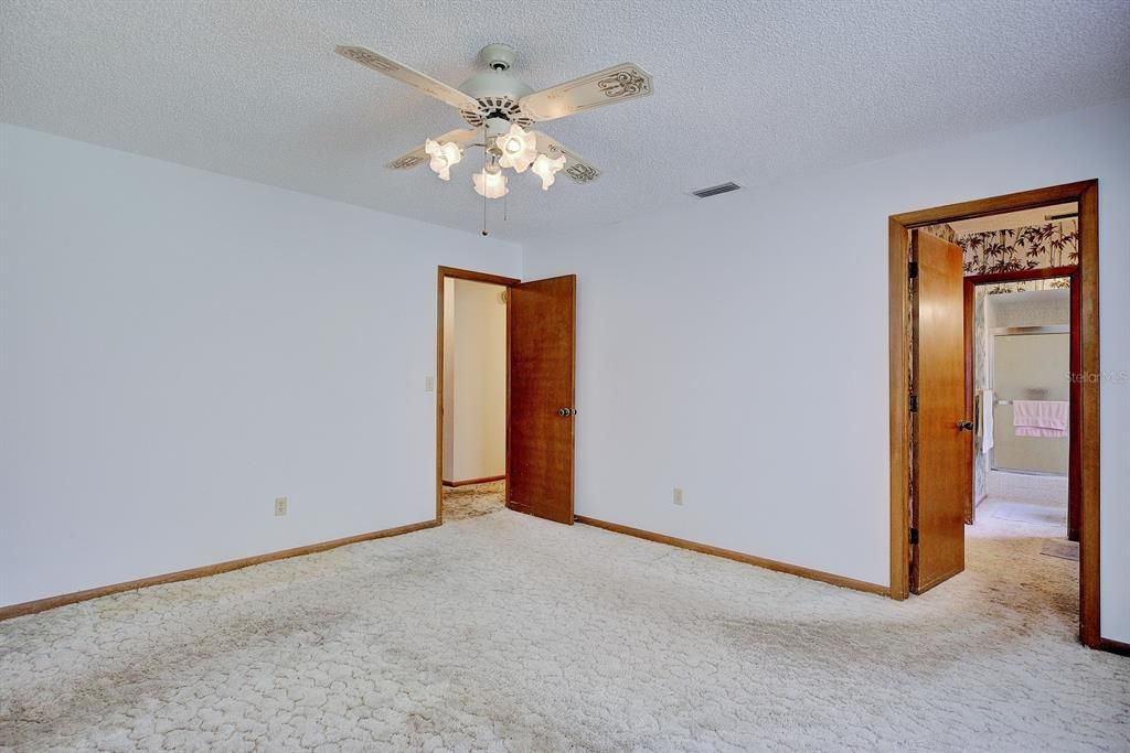 For Sale: $370,000 (3 beds, 3 baths, 2443 Square Feet)