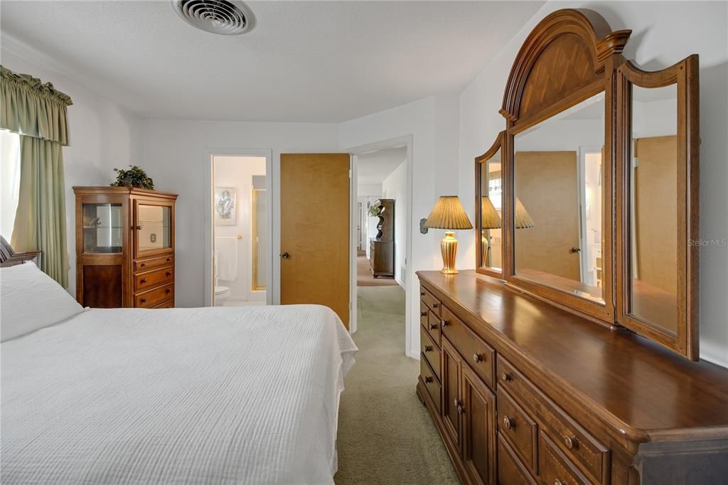 Activo con contrato: $272,900 (3 camas, 2 baños, 1600 Pies cuadrados)