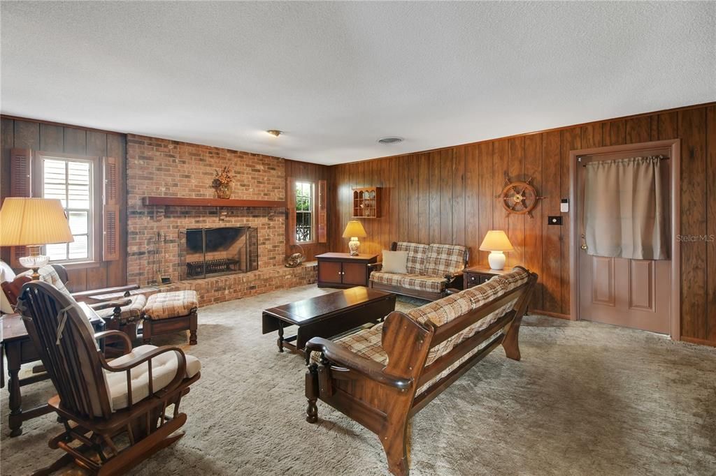 Activo con contrato: $272,900 (3 camas, 2 baños, 1600 Pies cuadrados)