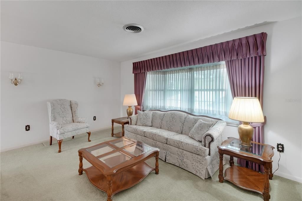 Activo con contrato: $272,900 (3 camas, 2 baños, 1600 Pies cuadrados)