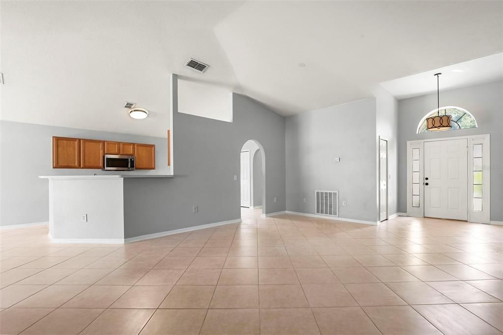 Activo con contrato: $359,000 (3 camas, 2 baños, 1612 Pies cuadrados)
