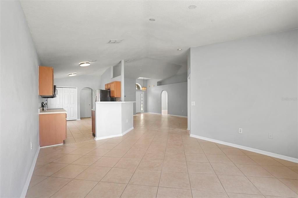 Activo con contrato: $359,000 (3 camas, 2 baños, 1612 Pies cuadrados)