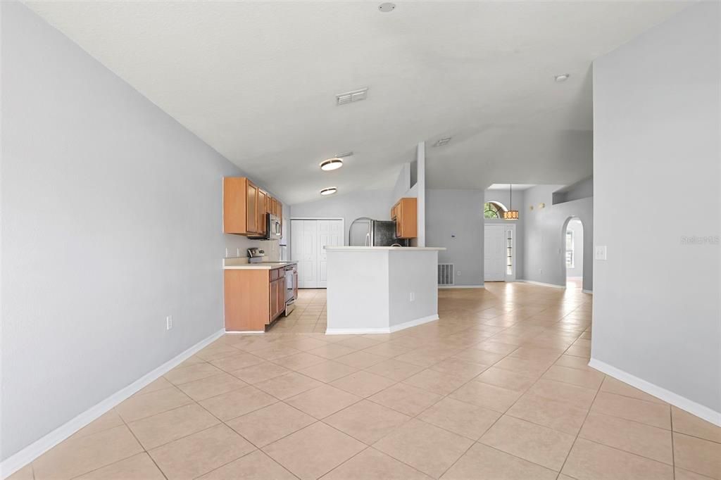 Activo con contrato: $359,000 (3 camas, 2 baños, 1612 Pies cuadrados)