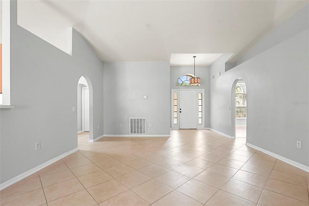 Activo con contrato: $359,000 (3 camas, 2 baños, 1612 Pies cuadrados)