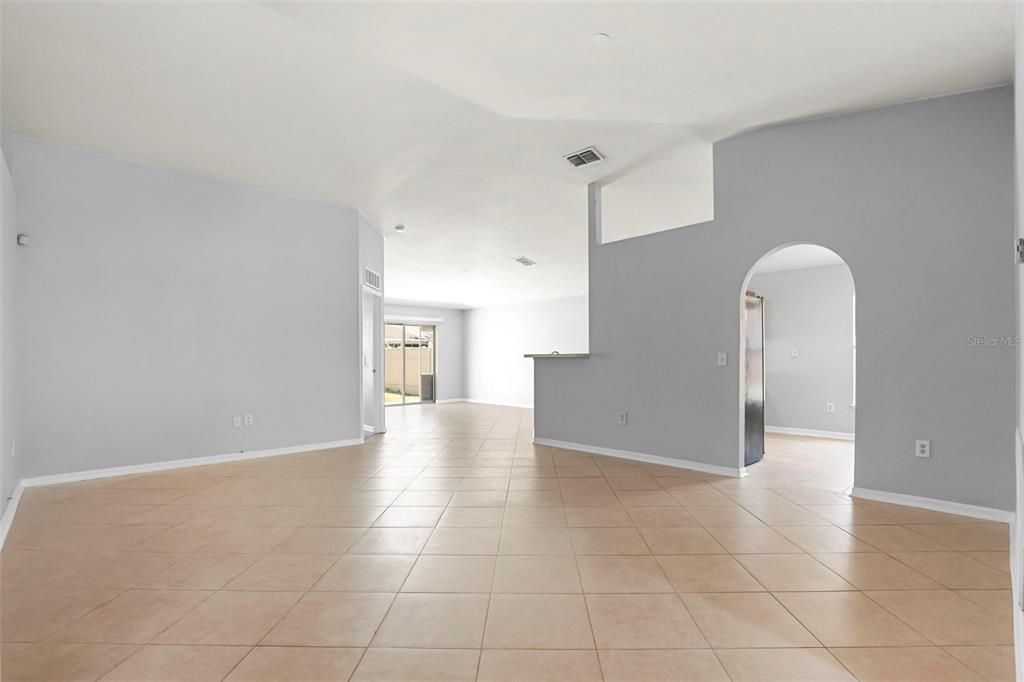 Activo con contrato: $359,000 (3 camas, 2 baños, 1612 Pies cuadrados)