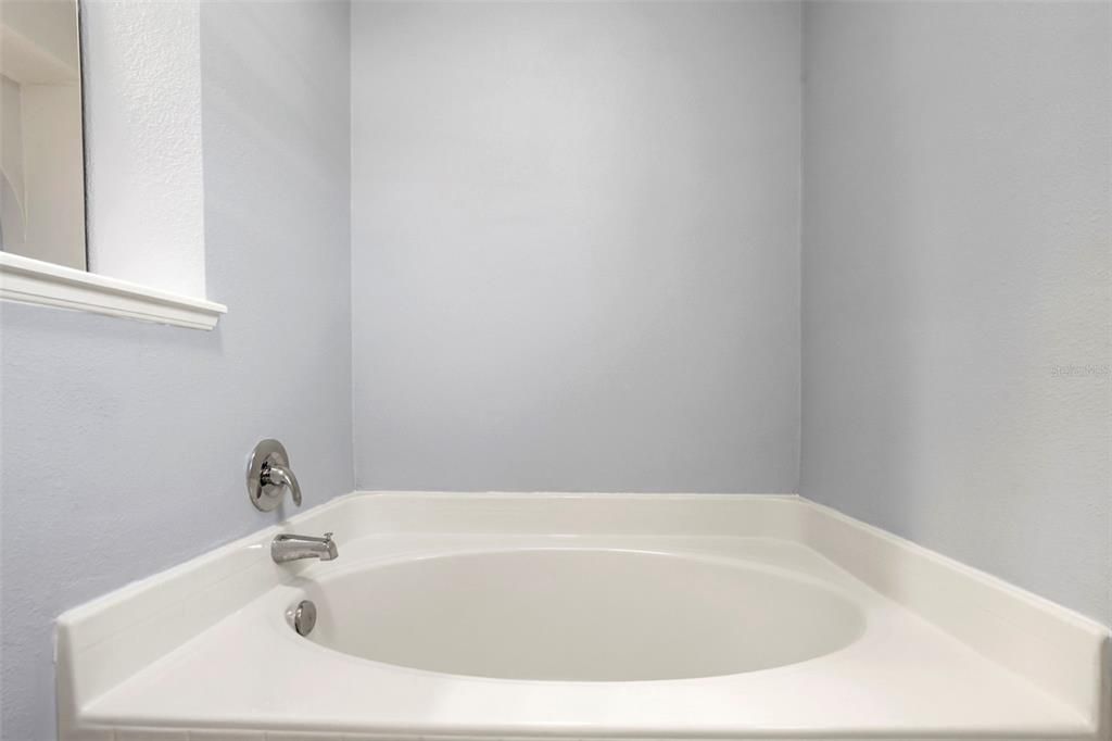 Activo con contrato: $359,000 (3 camas, 2 baños, 1612 Pies cuadrados)