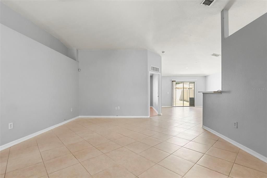 Activo con contrato: $359,000 (3 camas, 2 baños, 1612 Pies cuadrados)