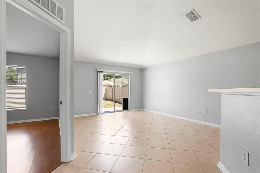 Activo con contrato: $359,000 (3 camas, 2 baños, 1612 Pies cuadrados)