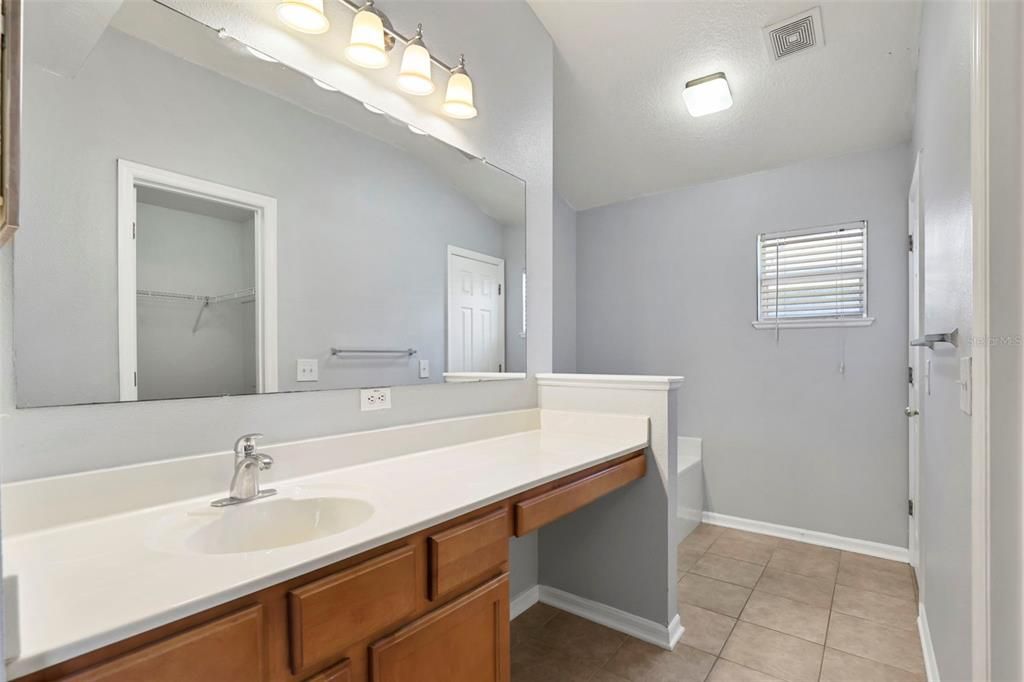 Activo con contrato: $359,000 (3 camas, 2 baños, 1612 Pies cuadrados)