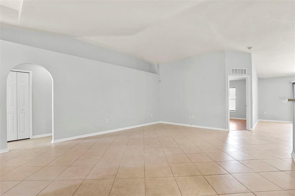 Activo con contrato: $359,000 (3 camas, 2 baños, 1612 Pies cuadrados)