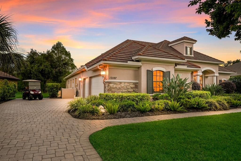 Activo con contrato: $875,000 (4 camas, 3 baños, 3026 Pies cuadrados)