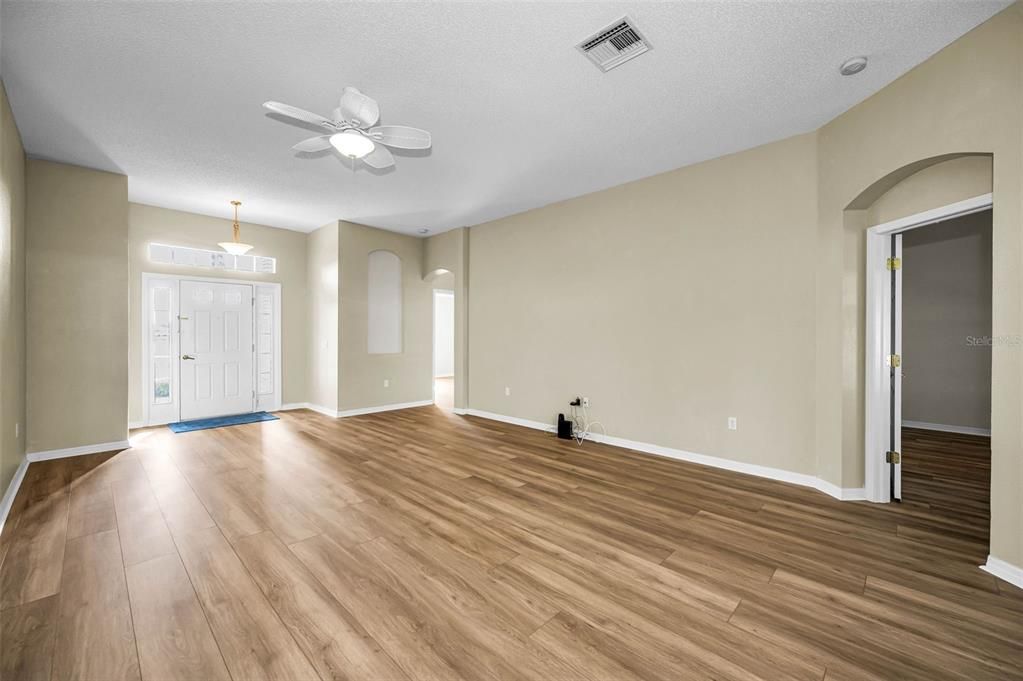 For Sale: $360,000 (2 beds, 2 baths, 1900 Square Feet)
