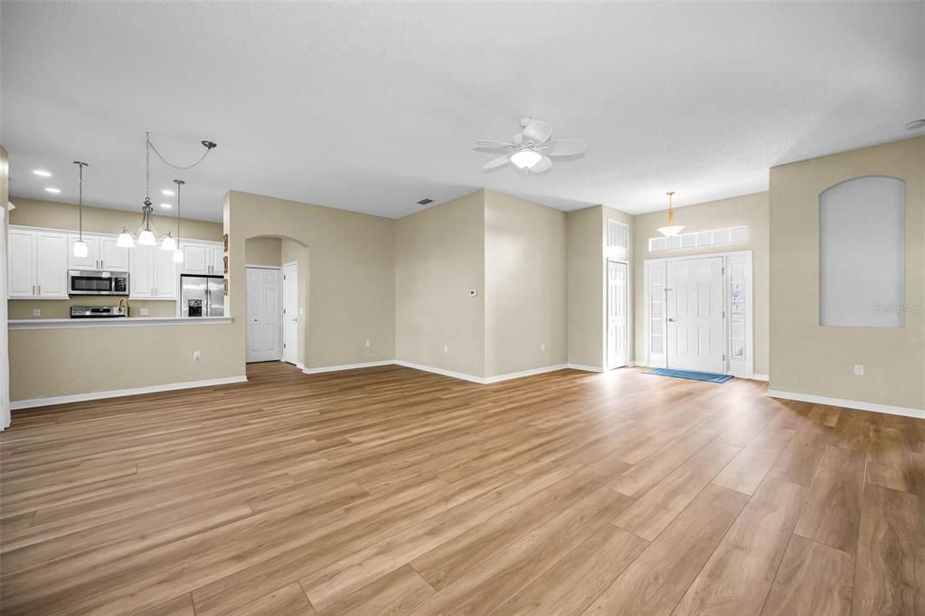 For Sale: $360,000 (2 beds, 2 baths, 1900 Square Feet)