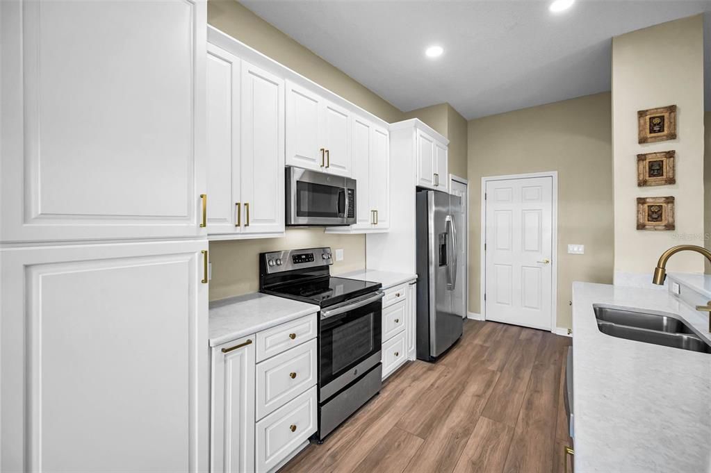 For Sale: $360,000 (2 beds, 2 baths, 1900 Square Feet)